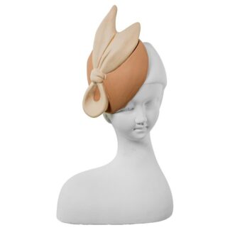 Figura Cerámica Chica C/lazo Blanco/crema 19x14x34cm