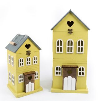 Set 2 Faroles Madera C/luz Casas Amarillas, Tira Leds 22x22x49+17x17x34cm, 2xaaa No